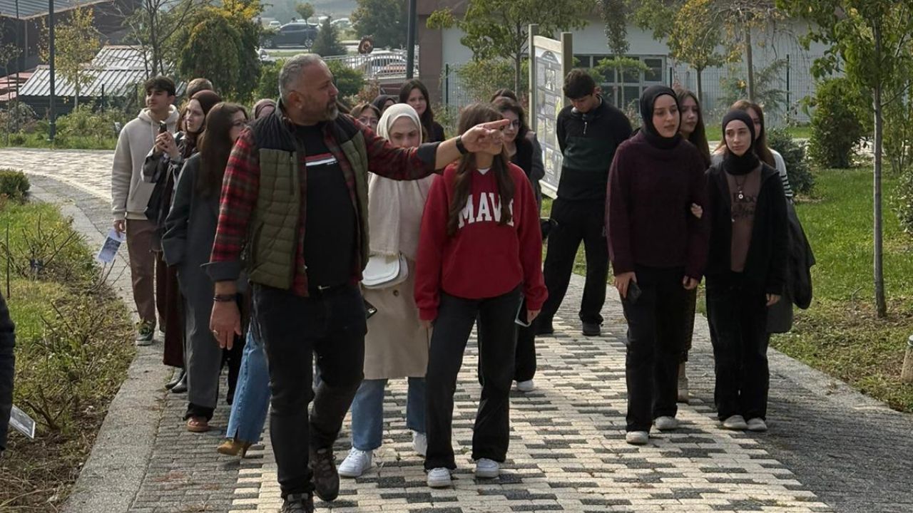 Öğrenciler, Bitkilerle Tanışmak İçin DÜSTBB'ye Gezi Düzenledi