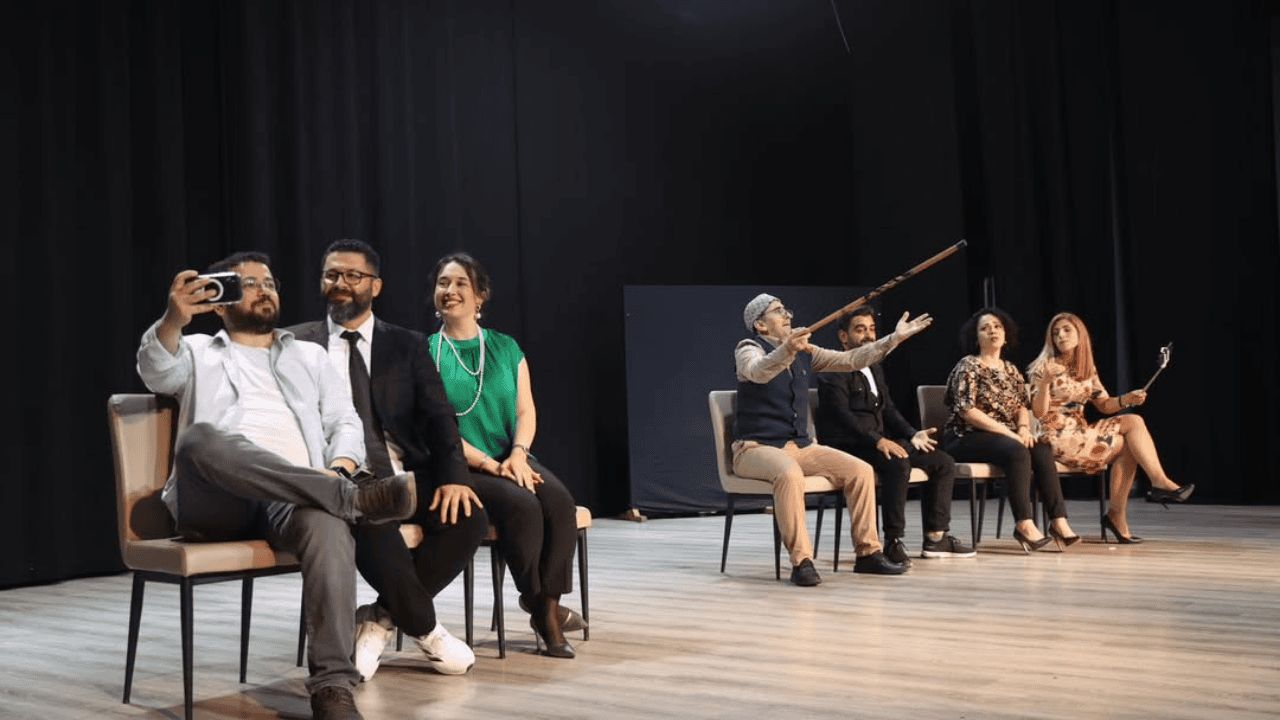 ÖĞRETMENLERİN TİYATRO OYUNU AYAKTA ALKIŞLANDI