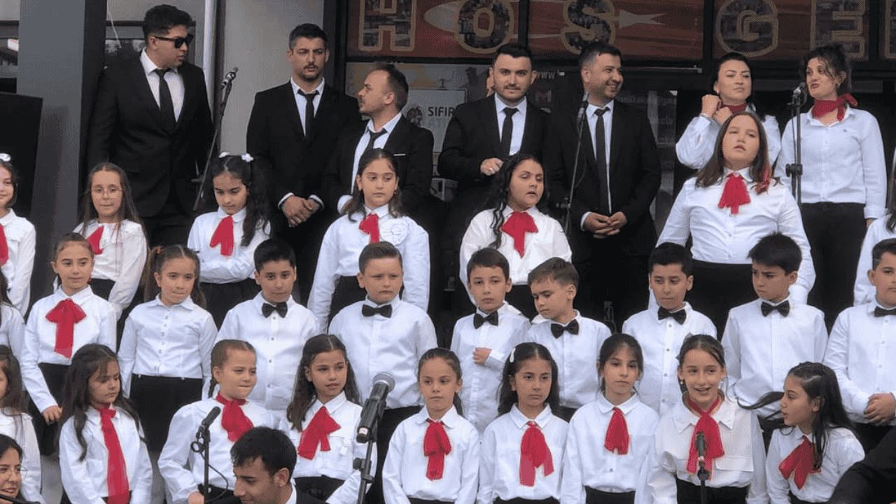 TÜRKÜLERLE GEÇMİŞTEN GELECEĞE ÖĞRENCİ VE ÖĞRETMENLERDEN UNUTULMAZ KONSER