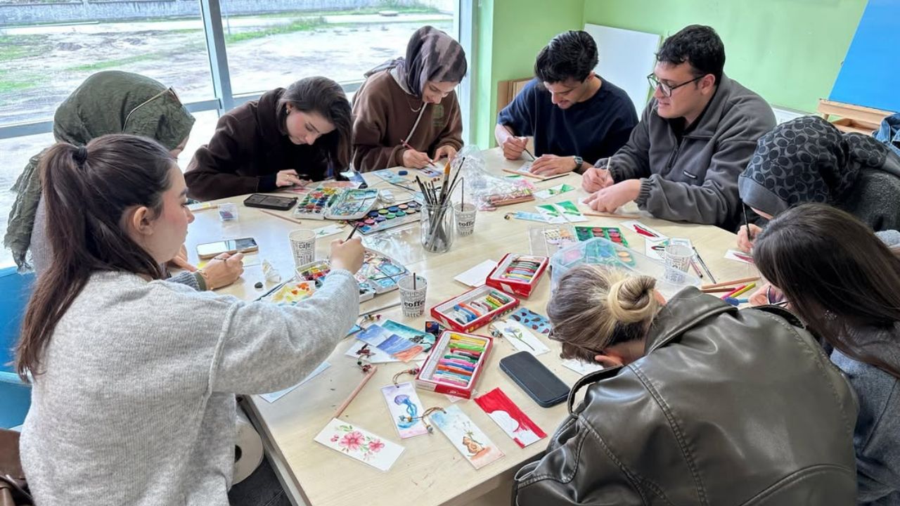 Üniversite Öğrencilerinden Dipsizgöl Köyü Okullarına Kitap Desteği