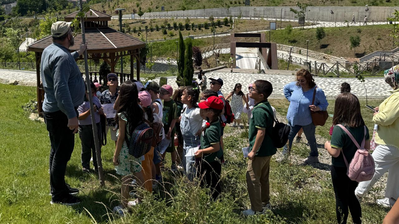 UZUN MUSTAFA İLKOKULU ÖĞRENCİLERİNDEN DÜZCE ÜNİVERSİTESİ BOTANİK BAHÇESİ'NE DOĞA KEŞFİ