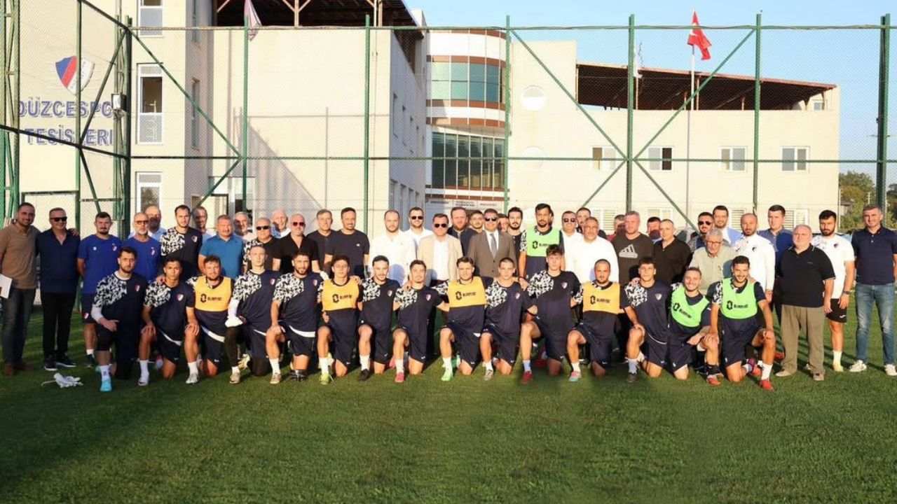 Vali Aslan, Düzcespor'u Maç Öncesi Ziyaret Etti; Şıralık Tesislerinde Futbolculara Başarı Diledi