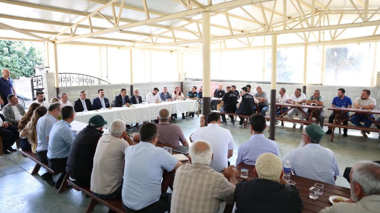 VALİ SELÇUK ASLAN, GÜMÜŞOVA ELMACIK KÖYÜ'NDE VATANDAŞLARLA BULUŞTU