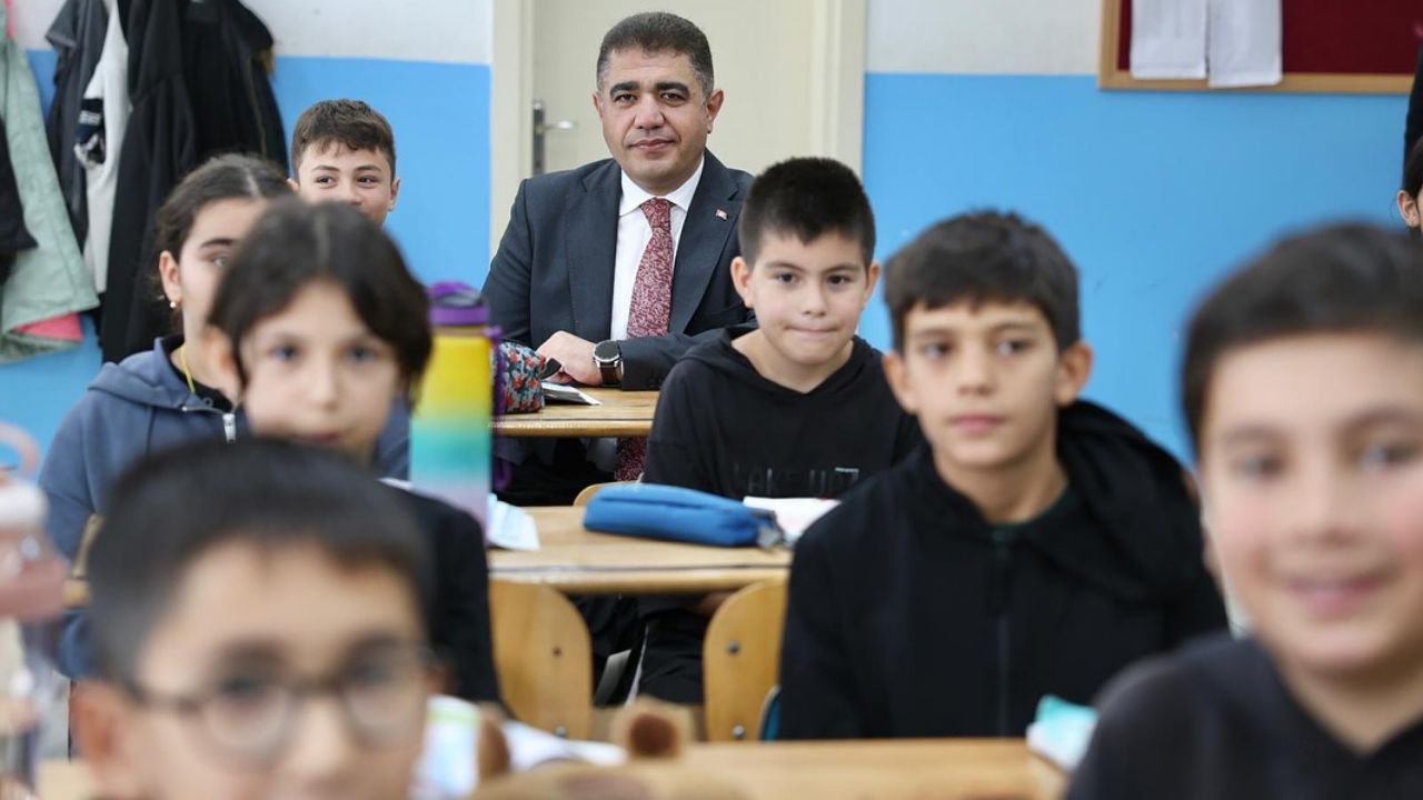 Vali Selçuk Aslan, Hamit Şerifoğlu Ortaokulunda Öğrenci ve Öğretmenlerle Buluştu
