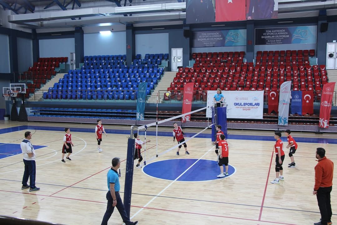 VOLEYBOL YARI FİNAL MÜSABAKALARI DÜZCE'DE BAŞLADI