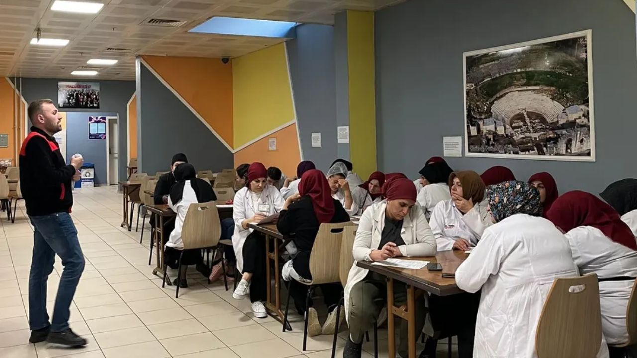 Yemekhane Personeline İSG Eğitimi Hijyen ve Acil Durumlar Masada