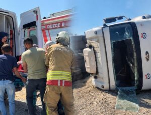 Düzce’de Hafriyat Kamyonu Devrildi: Sürücü Kabinde Sıkıştı