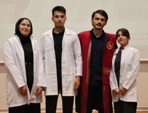 Düzce Üniversitesi’nde Beyaz Önlük Heyecanı: Geleceğin Eczacıları Mesleğe İlk Adımı Attı