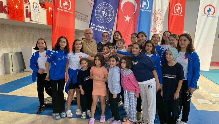 Düzce’de Cumhuriyet Bayramı Coşkusu Yüzme Yarışlarıyla Yaşandı