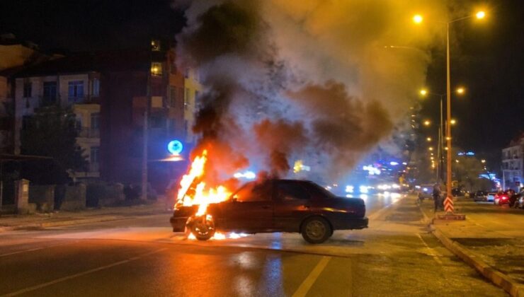 Düzce’de Kavşakta Stop Eden Otomobil Alev Alev Yandı